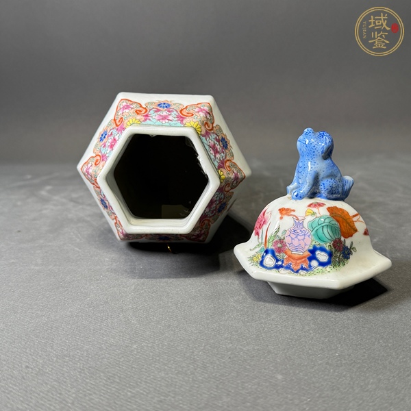 古玩陶瓷粉彩花卉紋六方蓋瓶真品鑒賞圖