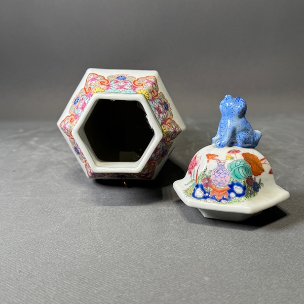 古玩陶瓷粉彩花卉紋六方蓋瓶拍賣，當(dāng)前價格6588元