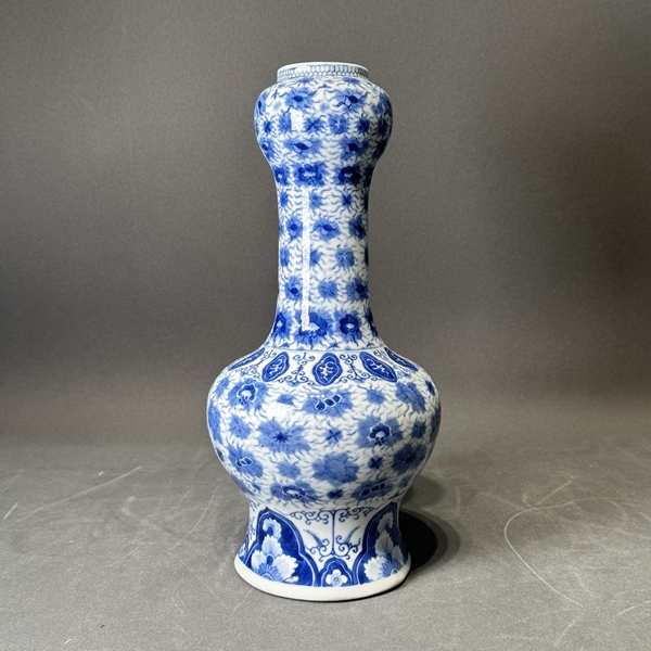 古玩陶瓷青花花卉紋蒜頭瓶拍賣，當(dāng)前價(jià)格9888元