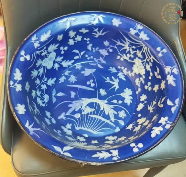 古玩陶瓷祭蘭釉堆白花卉紋洗手盆真品鑒賞圖
