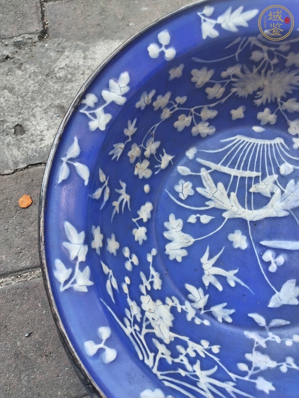 古玩陶瓷祭蘭釉堆白花卉紋洗手盆真品鑒賞圖