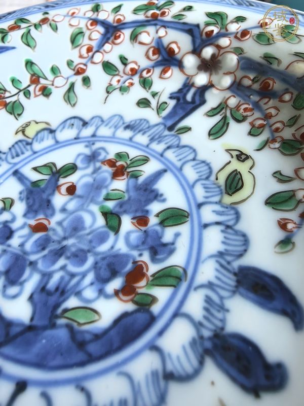 古玩陶瓷清康熙 青花五彩花卉紋盤(pán)真品鑒賞圖