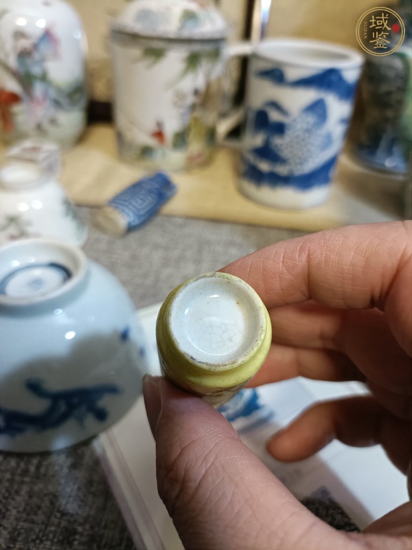 古玩陶瓷黃釉描金松鶴延年圖鼻煙壺真品鑒賞圖
