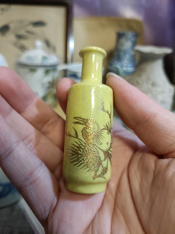 古玩陶瓷民國黃釉描金松鶴延年圖鼻煙壺拍賣,當前價格3888元