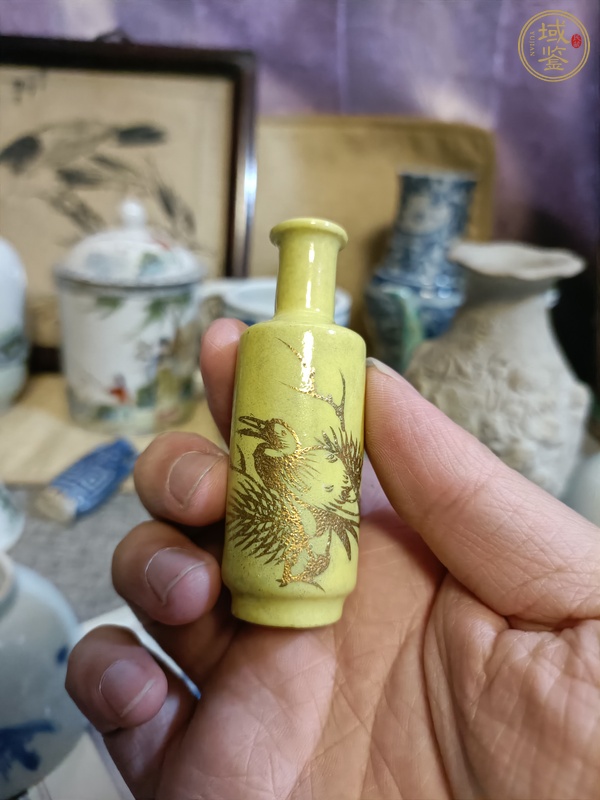 古玩陶瓷黃釉描金松鶴延年圖鼻煙壺真品鑒賞圖