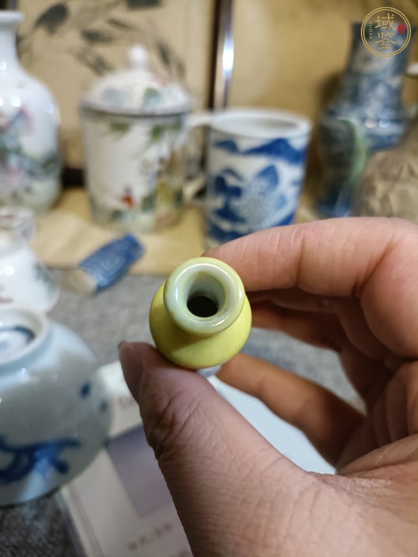 古玩陶瓷黃釉描金松鶴延年圖鼻煙壺真品鑒賞圖