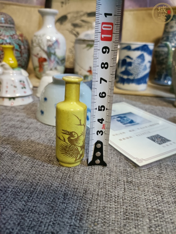 古玩陶瓷黃釉描金松鶴延年圖鼻煙壺真品鑒賞圖