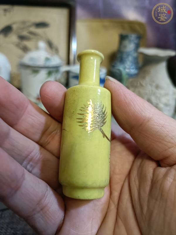 古玩陶瓷黃釉描金松鶴延年圖鼻煙壺真品鑒賞圖