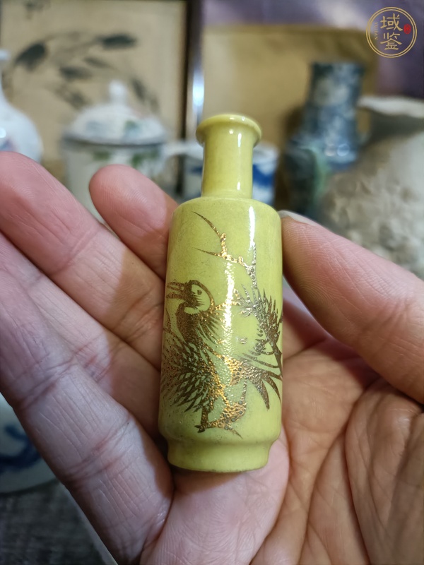 古玩陶瓷黃釉描金松鶴延年圖鼻煙壺真品鑒賞圖