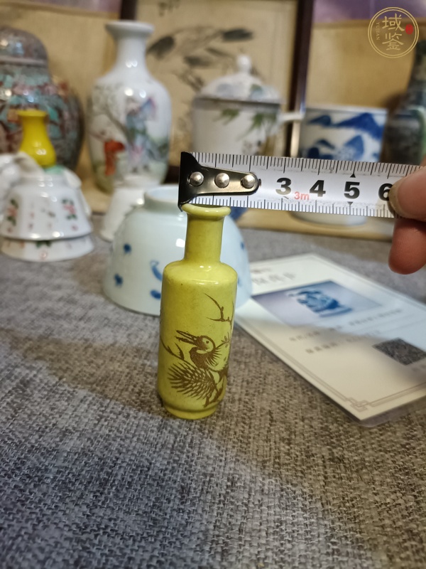 古玩陶瓷黃釉描金松鶴延年圖鼻煙壺真品鑒賞圖