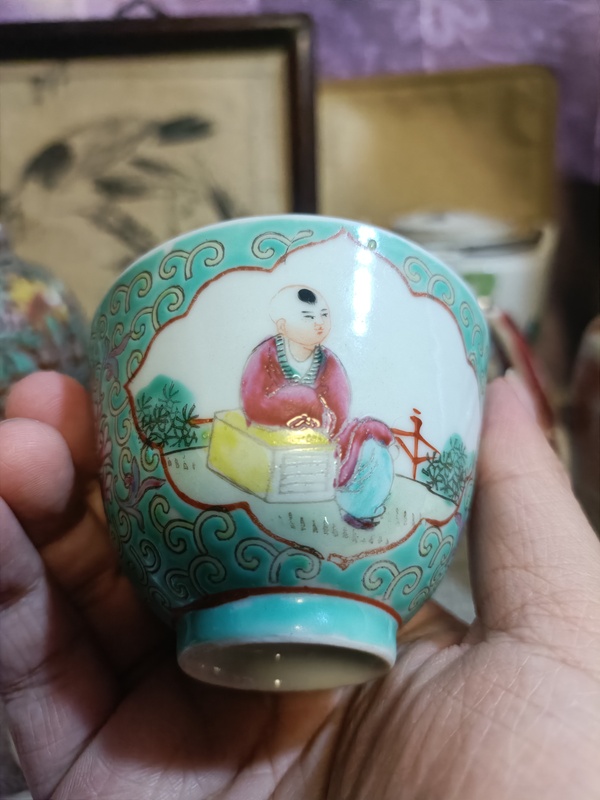 古玩陶瓷民國晚松石綠開光粉彩童子圖仰鐘杯拍賣，當前價格2888元