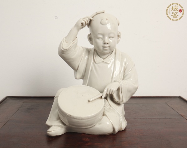 古玩陶瓷擊鼓童子塑像真品鑒賞圖