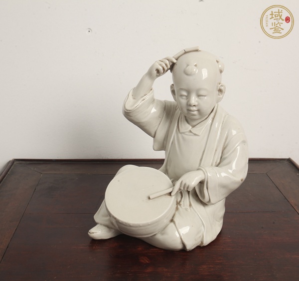 古玩陶瓷擊鼓童子塑像真品鑒賞圖