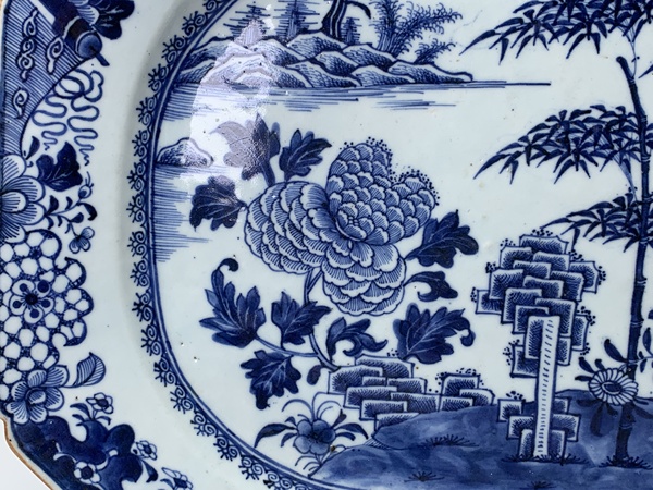 古玩陶瓷清乾隆·青花竹葉牡丹紋大盤拍賣，當(dāng)前價格166元