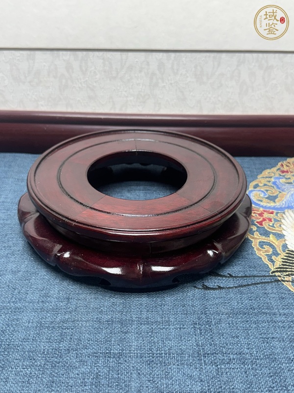 古玩陶瓷出口創(chuàng)匯期紅木底座真品鑒賞圖