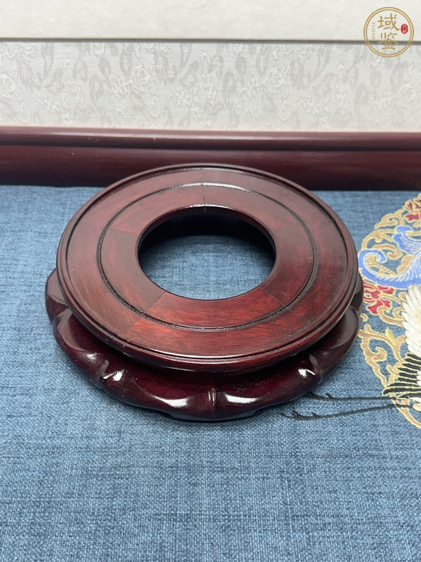 古玩陶瓷出口創(chuàng)匯期紅木底座真品鑒賞圖