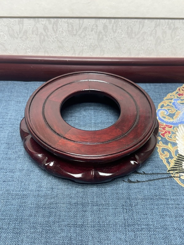 古玩陶瓷150件創(chuàng)匯期紅木底座拍賣，當(dāng)前價(jià)格239元