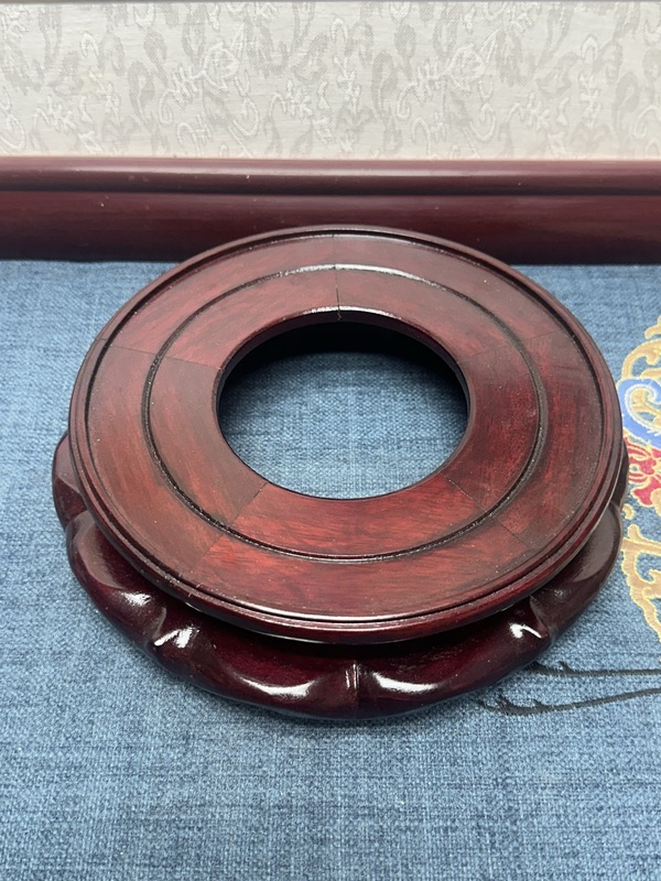 古玩陶瓷150件創(chuàng)匯期紅木底座拍賣，當(dāng)前價(jià)格239元