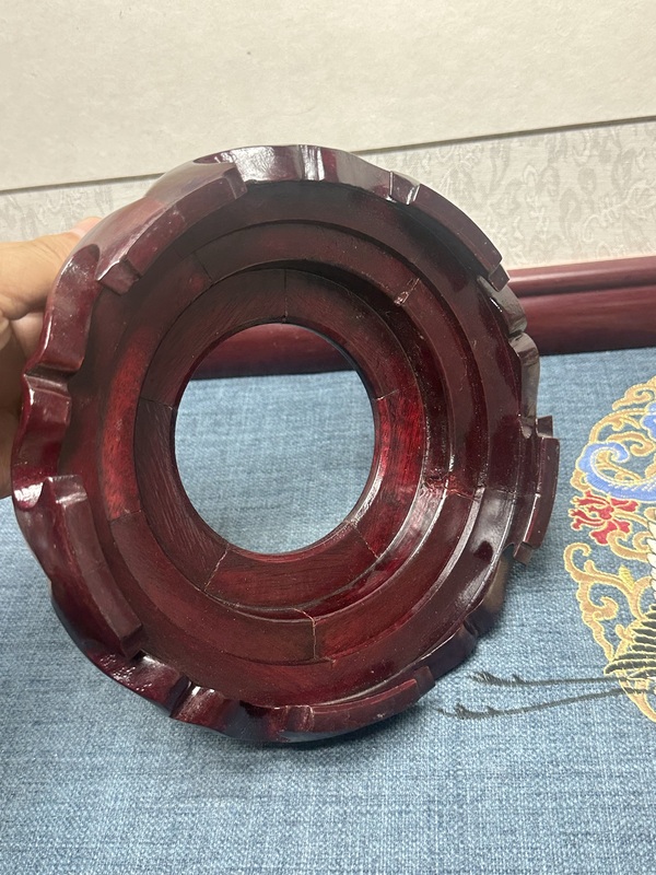 古玩陶瓷150件創(chuàng)匯期紅木底座拍賣，當(dāng)前價(jià)格239元