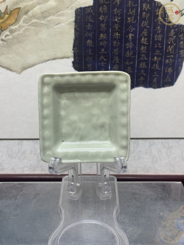 古玩陶瓷青釉印花盤真品鑒賞圖