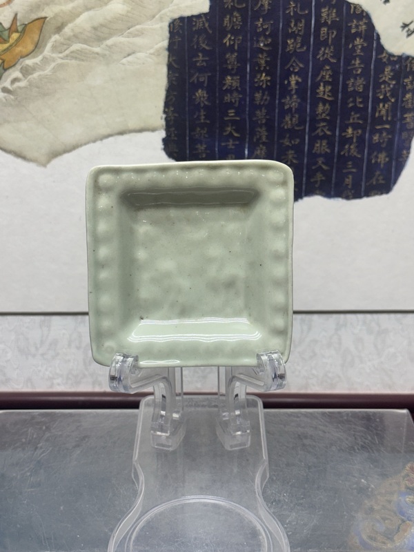 古玩轉賣清晚期民國精品喜鹿封侯青釉印花盤拍賣，當前價格1元