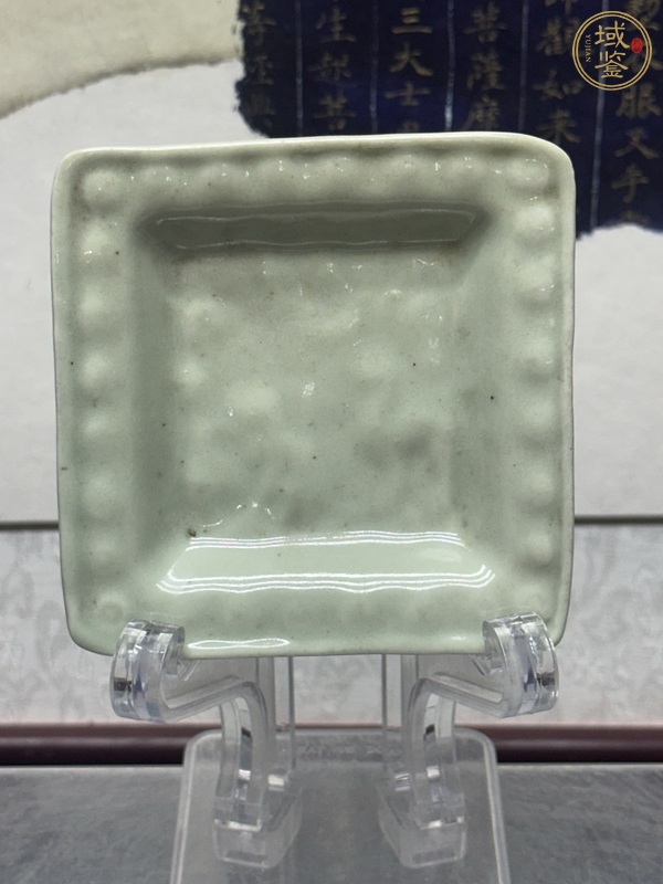 古玩陶瓷青釉印花盤真品鑒賞圖