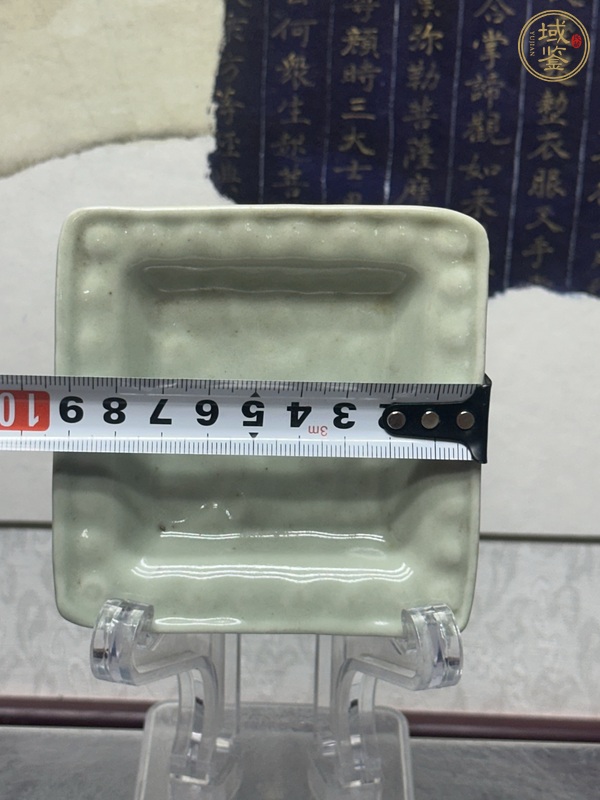 古玩陶瓷青釉印花盤真品鑒賞圖