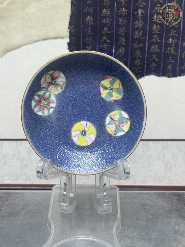 古玩陶瓷藍(lán)釉地軋道粉彩皮球花盤真品鑒賞圖