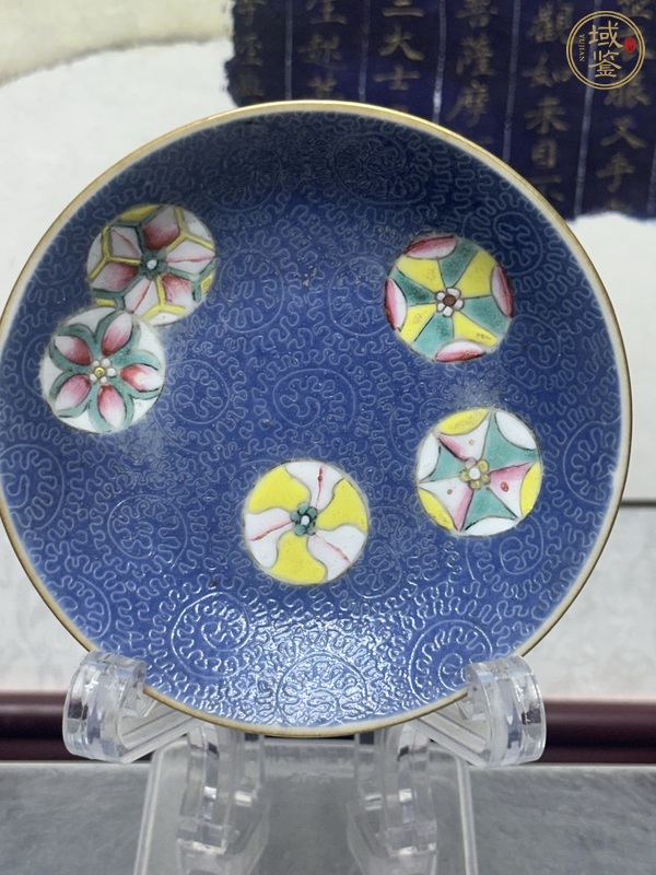 古玩陶瓷藍(lán)釉地軋道粉彩皮球花盤真品鑒賞圖