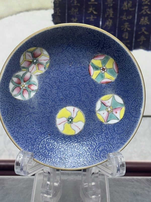 古玩陶瓷清嘉慶精品藍(lán)釉地軋道粉彩皮球花盤拍賣，當(dāng)前價(jià)格2160元