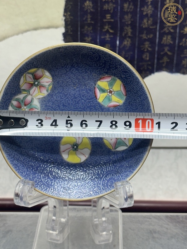 古玩陶瓷藍(lán)釉地軋道粉彩皮球花盤真品鑒賞圖