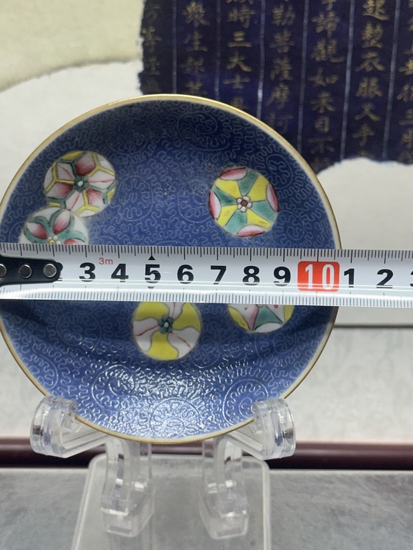 古玩陶瓷清嘉慶精品藍(lán)釉地軋道粉彩皮球花盤拍賣，當(dāng)前價(jià)格2160元