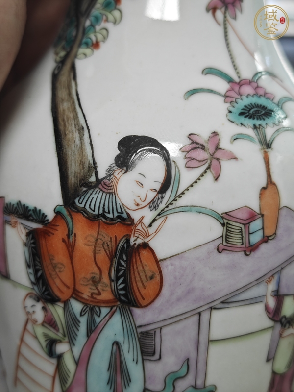 古玩陶瓷人物紋粉彩瓶真品鑒賞圖