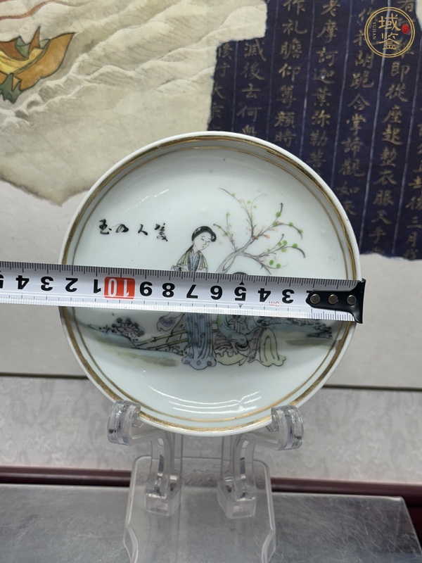 古玩陶瓷仕女紋粉彩盤真品鑒賞圖