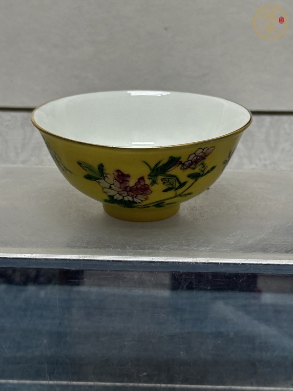 古玩陶瓷黃地粉彩花卉紋茶圓真品鑒賞圖