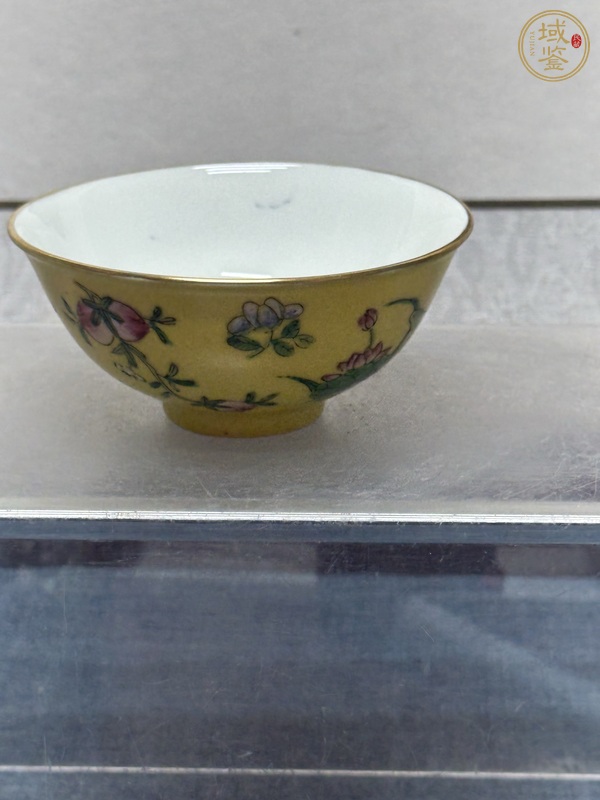 古玩陶瓷黃地粉彩花卉紋茶圓真品鑒賞圖