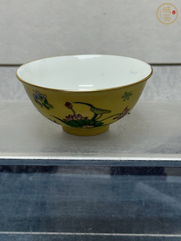 古玩陶瓷黃地粉彩花卉紋茶圓真品鑒賞圖