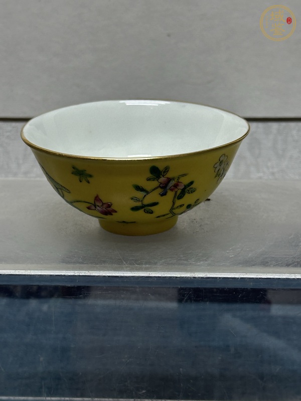 古玩陶瓷黃地粉彩花卉紋茶圓真品鑒賞圖