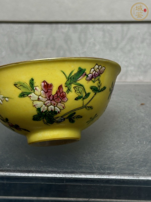 古玩陶瓷黃地粉彩花卉紋茶圓真品鑒賞圖