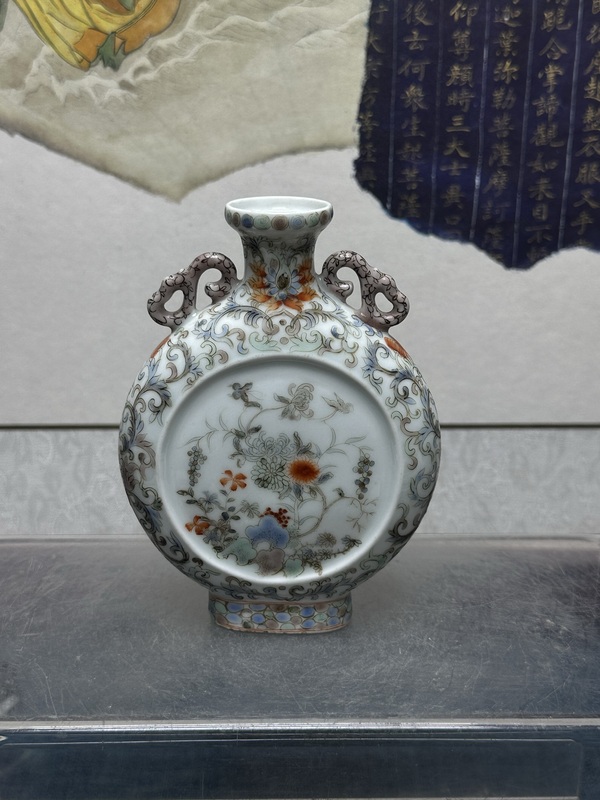 古玩陶瓷民國(guó)精品細(xì)路花蝶紋粉彩抱月瓶拍賣，當(dāng)前價(jià)格5260元