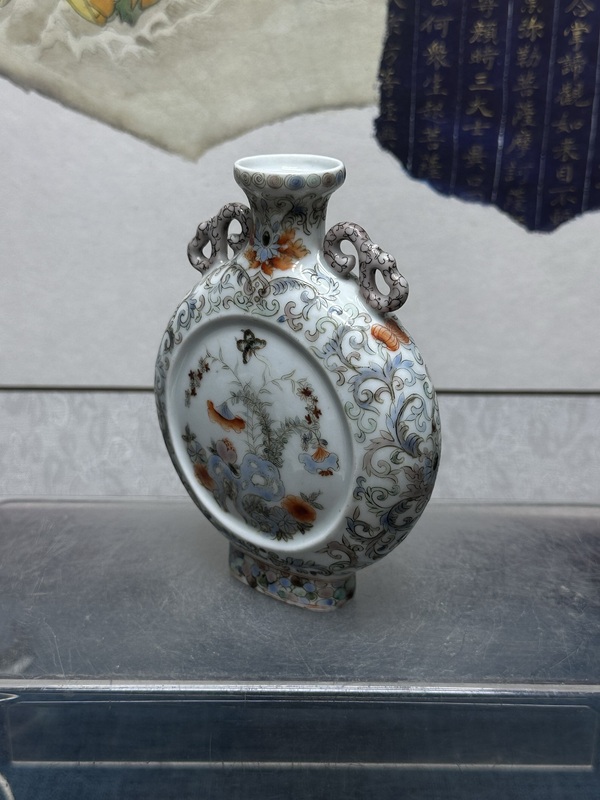 古玩陶瓷民國(guó)精品細(xì)路花蝶紋粉彩抱月瓶拍賣，當(dāng)前價(jià)格5260元