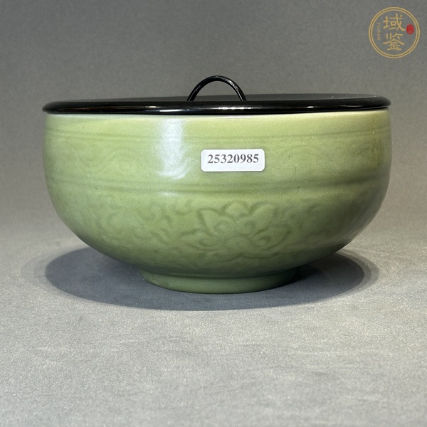 古玩陶瓷龍泉青瓷刻花碗真品鑒賞圖