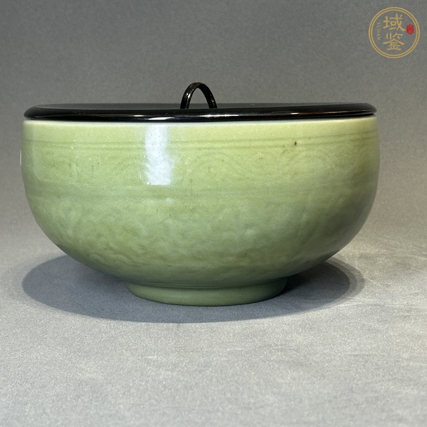 古玩陶瓷龍泉青瓷刻花碗真品鑒賞圖
