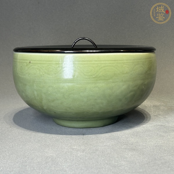 古玩陶瓷龍泉青瓷刻花碗真品鑒賞圖