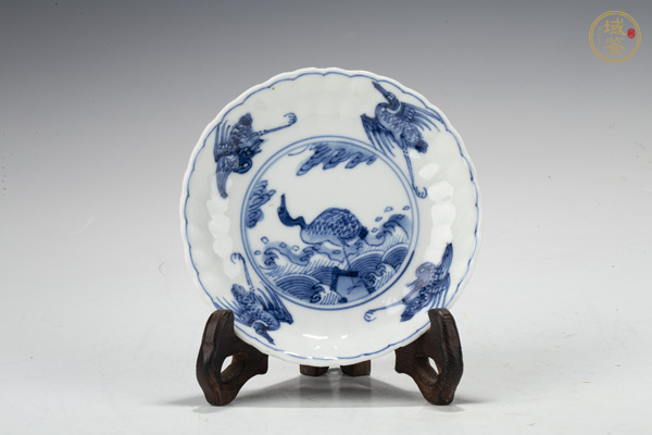 古玩清康熙·青花鶴紋花口小盤一對真品鑒賞圖