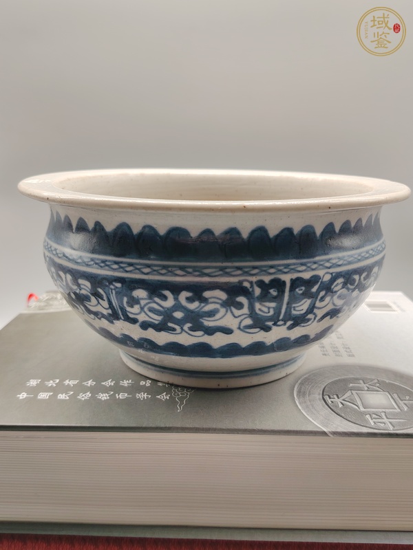 古玩陶瓷青花夔龍紋香爐真品鑒賞圖