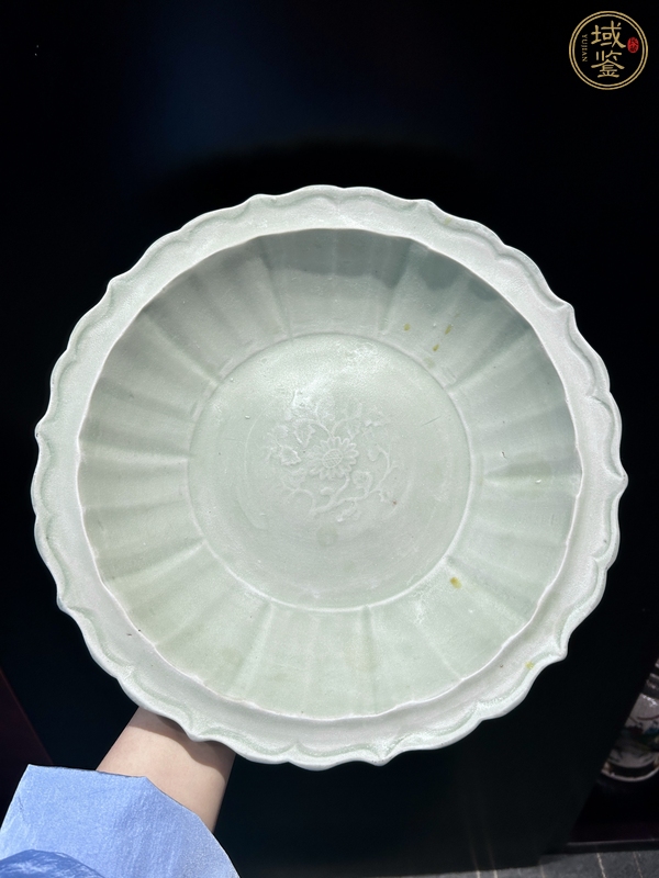 古玩陶瓷龍泉青瓷花卉紋菱口盤真品鑒賞圖