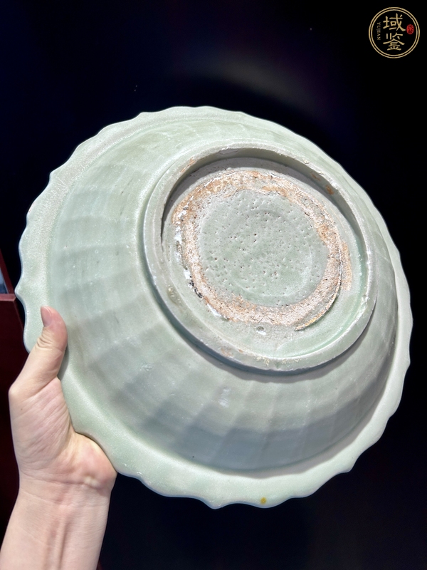 古玩陶瓷龍泉青瓷花卉紋菱口盤真品鑒賞圖