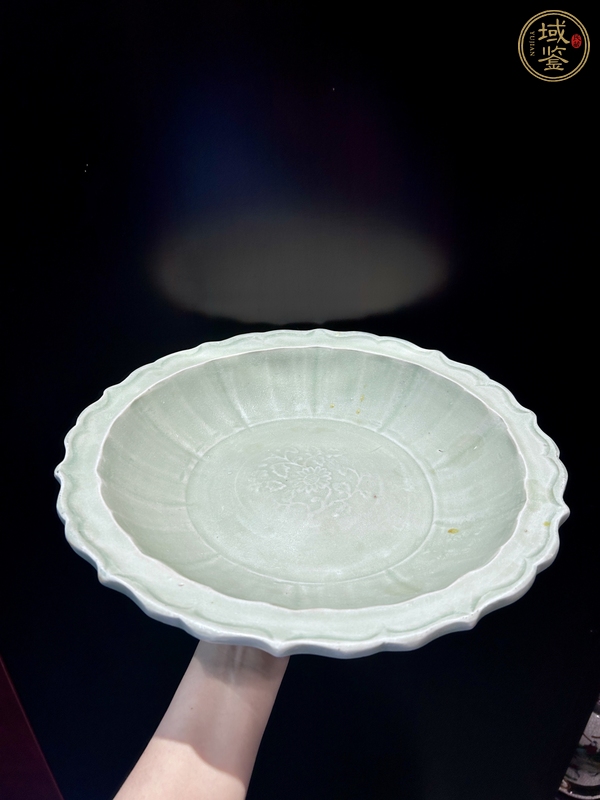 古玩陶瓷龍泉青瓷花卉紋菱口盤真品鑒賞圖