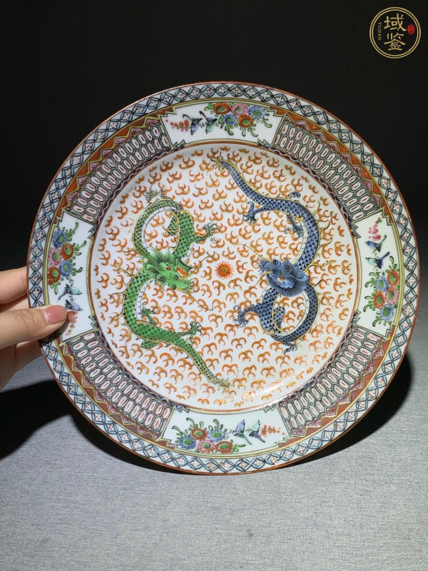 古玩趕珠龍紋廣彩盤真品鑒賞圖